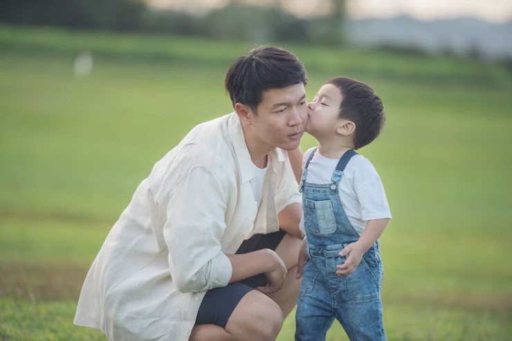 anak clingy, anak manja atau butuh perhatian, cara mengatasi anak terlalu nempel, koneksi emosional anak, parenting anak balita, anak terlalu lengket pada ibu, anak tidak mau dilepas